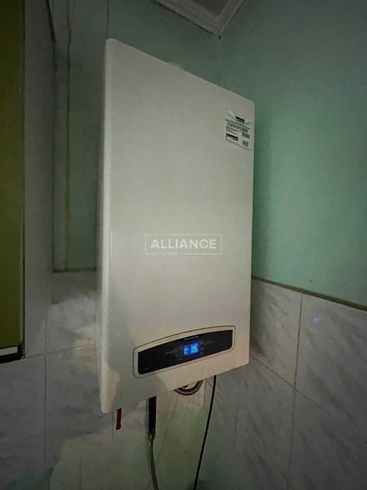 Добротний будинок з усіма комунікаціями в передмісті!