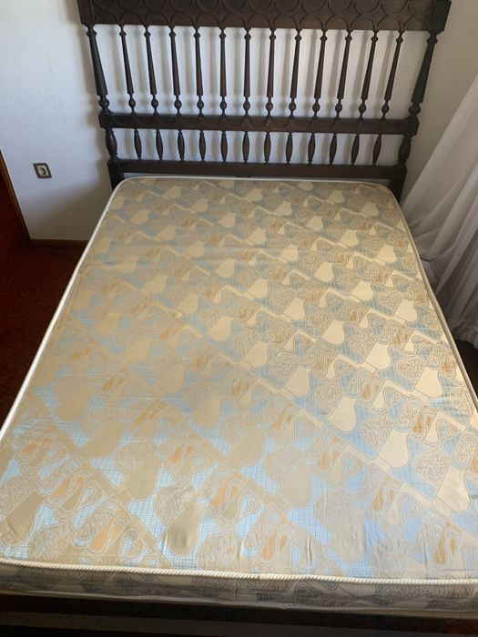 Cama de Casal Clássica em Madeira Maciça – Elegante e Intemporal