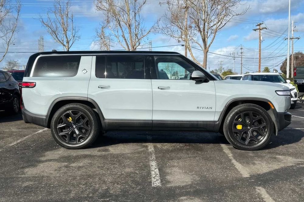 Rivian R1S Adventure Quad Motor      2023