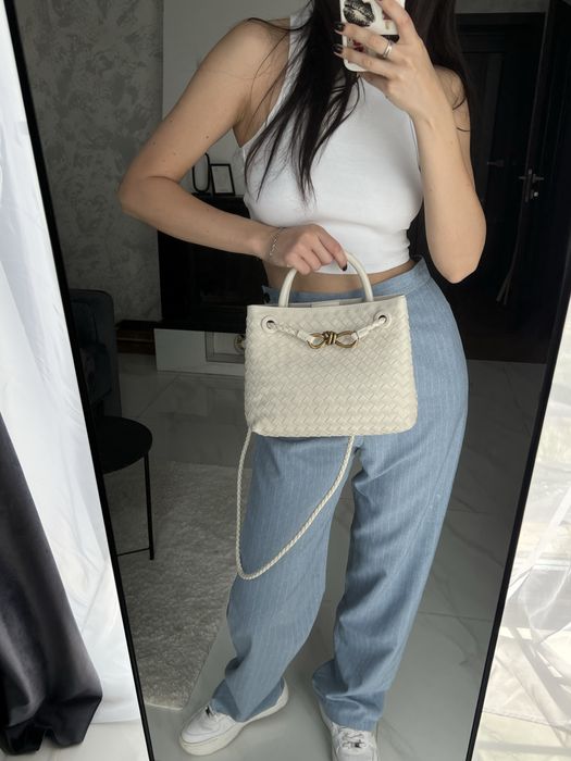 Сумочка в стилі Bottega Veneta молочна