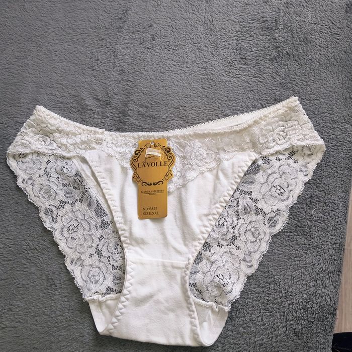 Białe bawełniane majtki