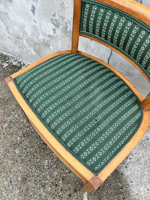 Cadeira Vintage em Madeira com Encosto Curvo | Estofo Verde com Padrão