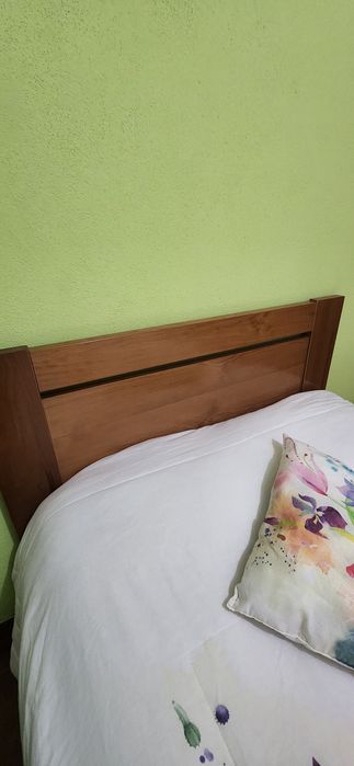 Cama + mesa de cabeceira