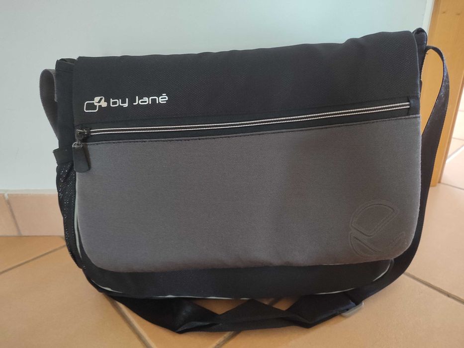 Mala preta para bebé da marca Jané