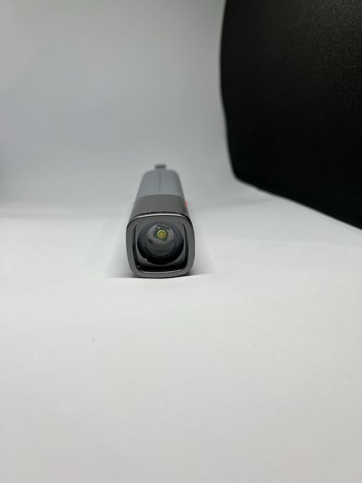 Компактный LED-фонарик с карабином