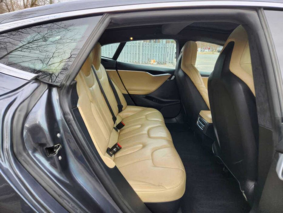 Tesla Model S      2016