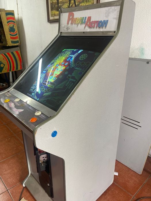 Vendo vídeo com jogo de flipper