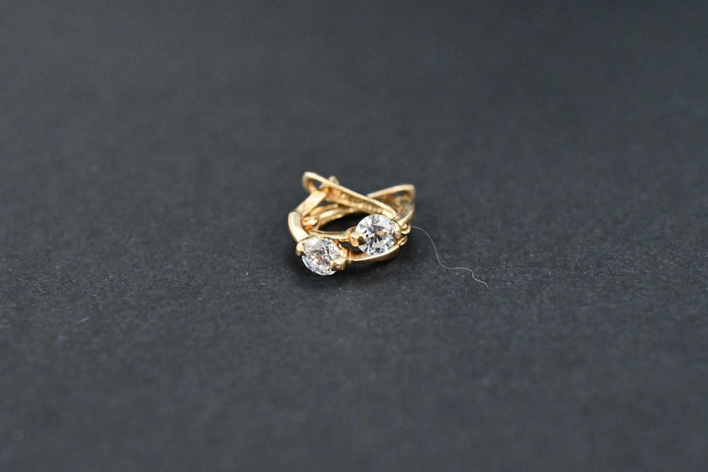 Klasyczne złote kolczyki z kamieniem