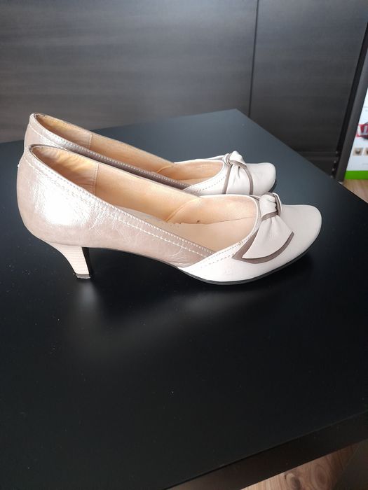 Czółenka beżowe rozmiar 40.