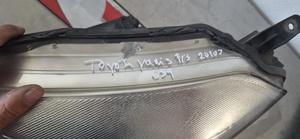 Farol esq toyota yaris p13 2010
