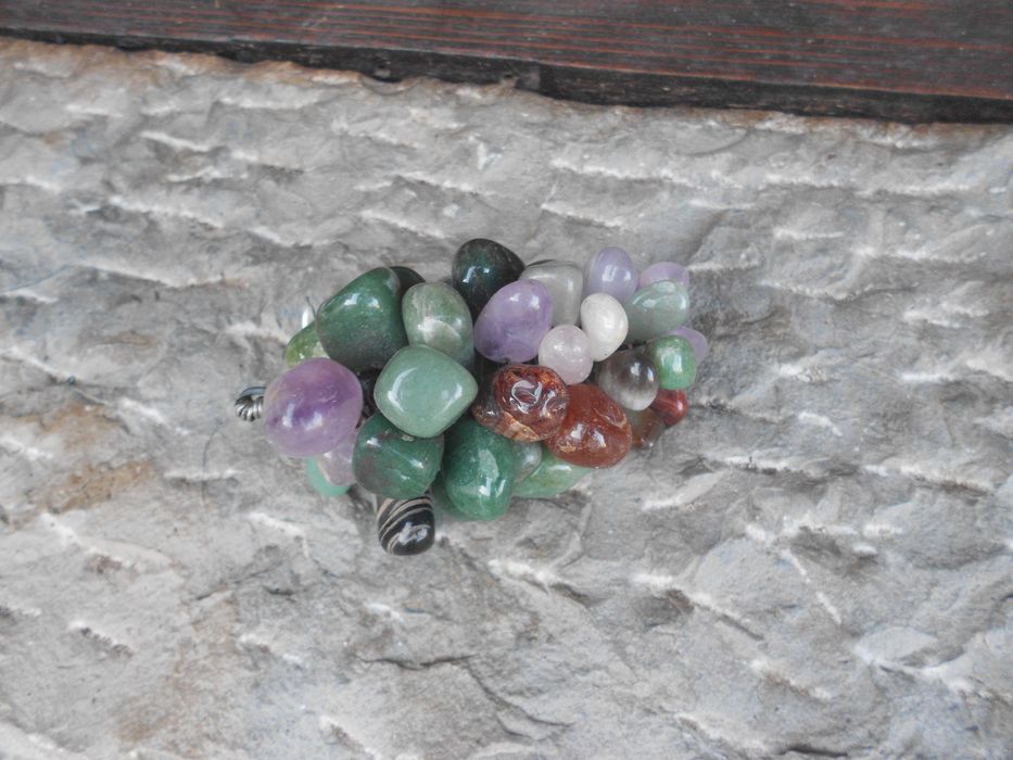 Cachos de uvas decorativos artesanais em pedra natural com cesto metal
