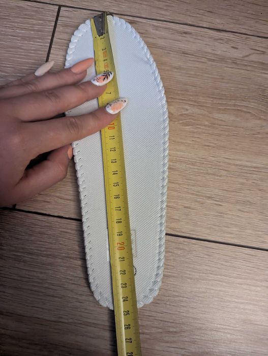 Białe sportowe buty