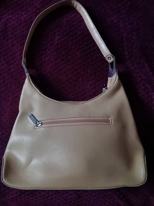 Mala  de ombro estilo hobo na cor bege/areia da C&L Paris