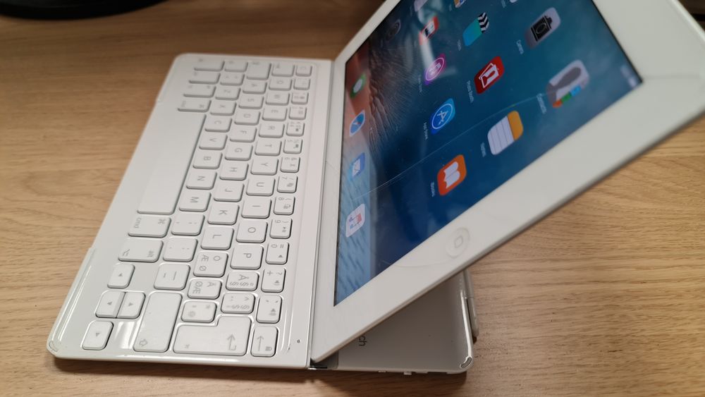 Logitech ultra cienka klawiatura Cover dla Ipad 2,3,4 Biała, Czarna