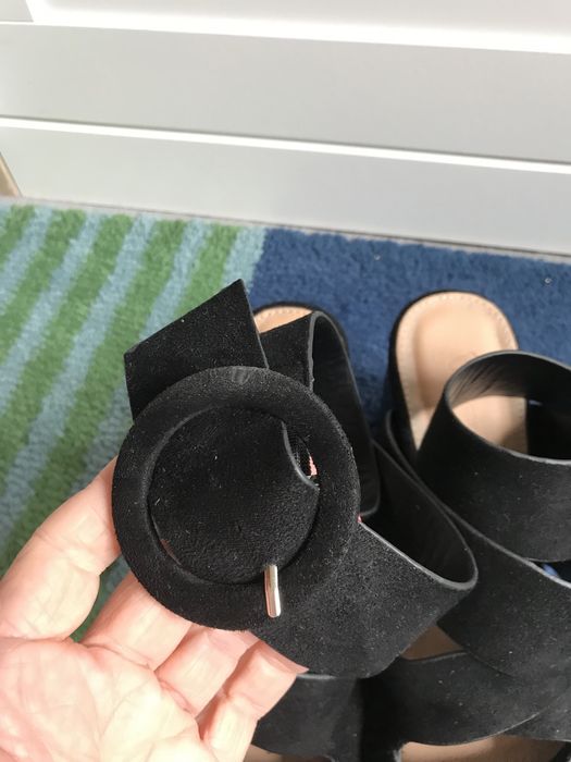 Buty sandały na klocku V by Very