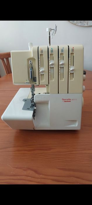 Máquina de corte e cose Bernette 800 D by Bernina
