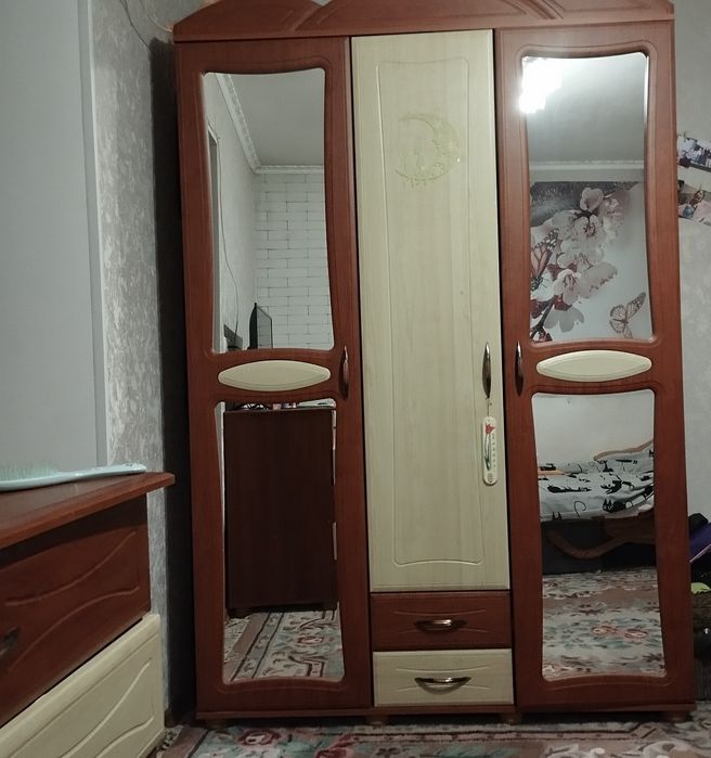 Меблі для спальні (шафа,комод,туалетний столик )