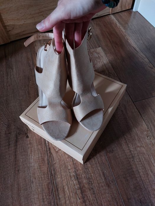 Beżowe sandały na słupku