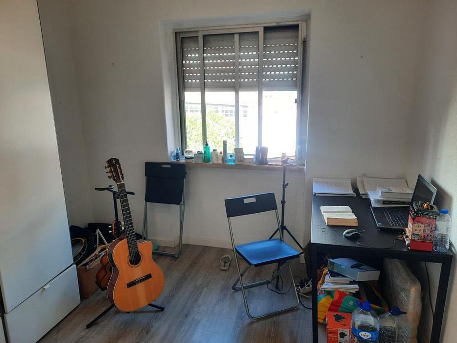 Arrenda se quarto de casal(wc privado) em Linda a velha