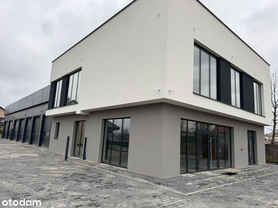 Nowy budynek w Rzeszowie na ul. Warszawskiej przy drodze krajowej