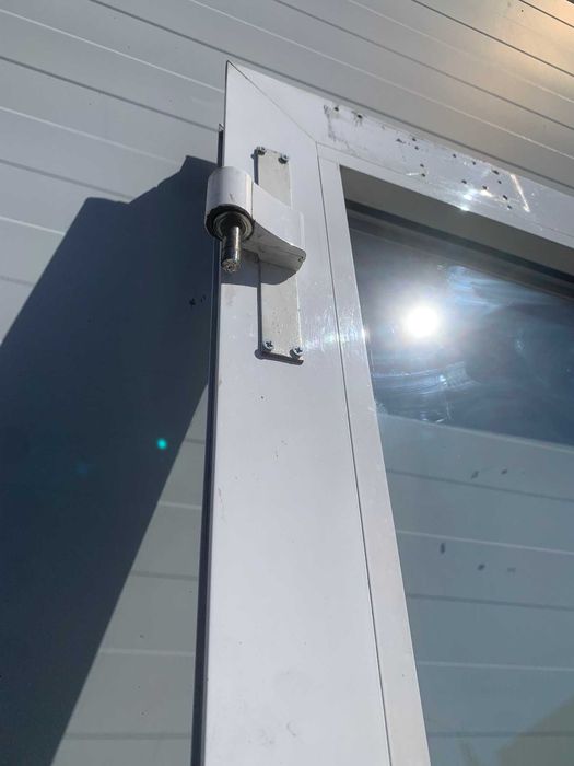 Алюминиевая дверь со стеклянным заполнением с рамой безпороговой