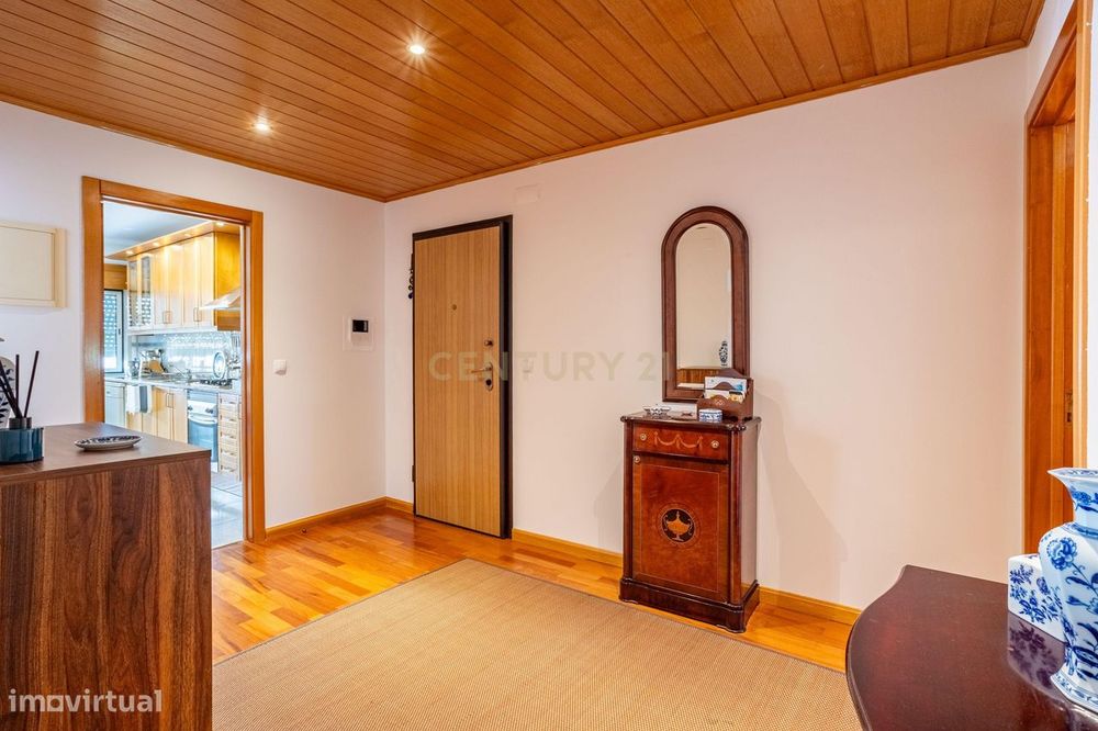 Apartamento T3 em Prior Velho com garagem