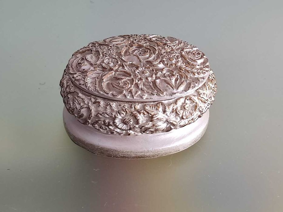 Pequeno guarda joias em marfinite circular tampa amovível