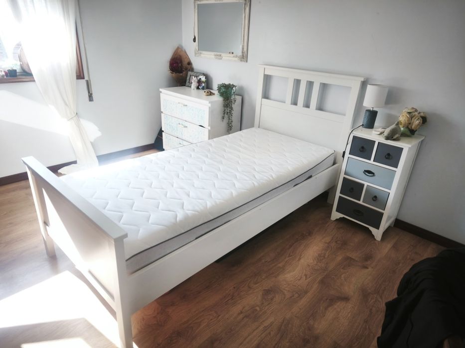 Cama com colchão e estrado