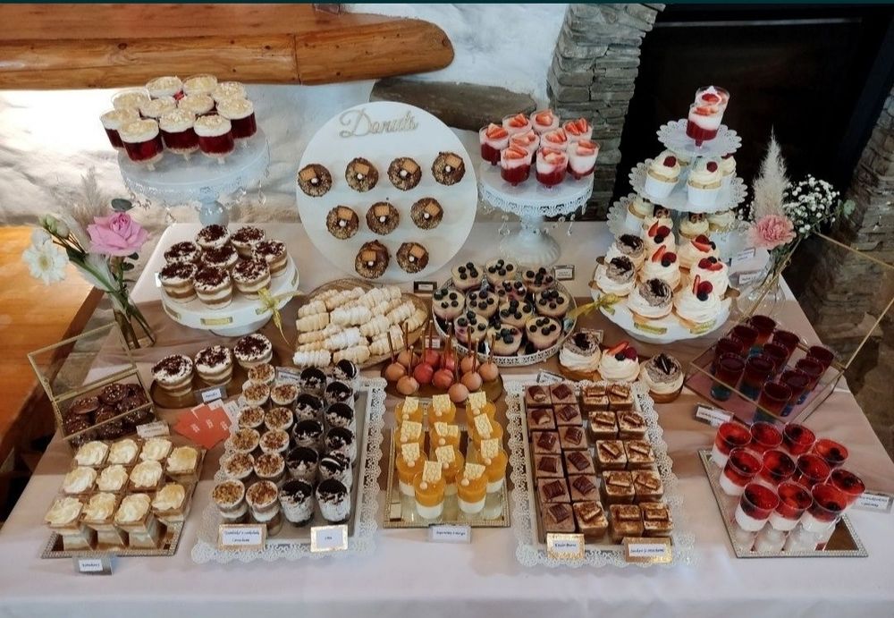 Słodkie stoły deserki w pucharach