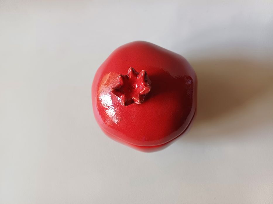 Recipiente de cerâmica em forma de romã