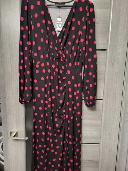 Нова , чудова сукня.DOROTHY PERKINS.Розмір-46.   Ціна-500 гривень.