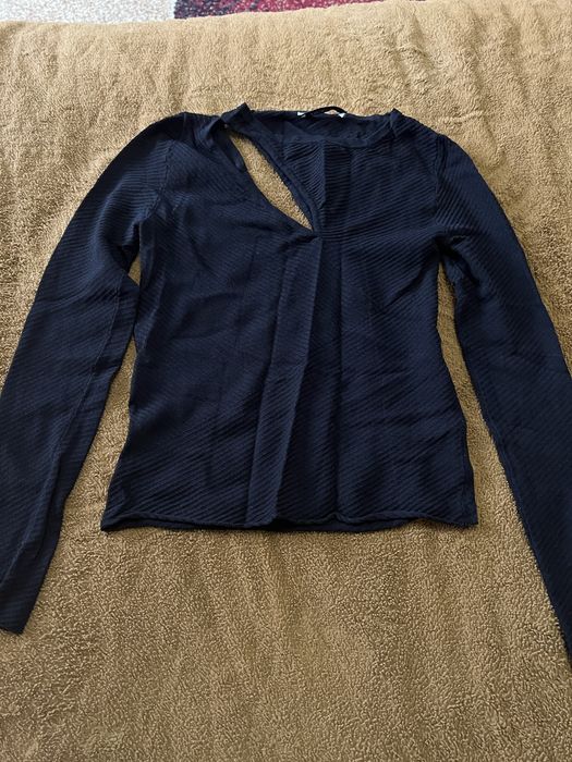 Кофта з вирізом на плечі