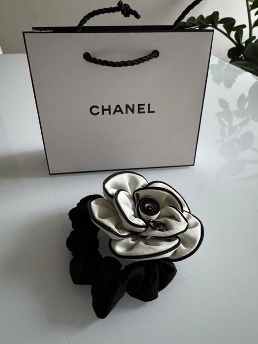Piękna ozdoba na włosy Chanel