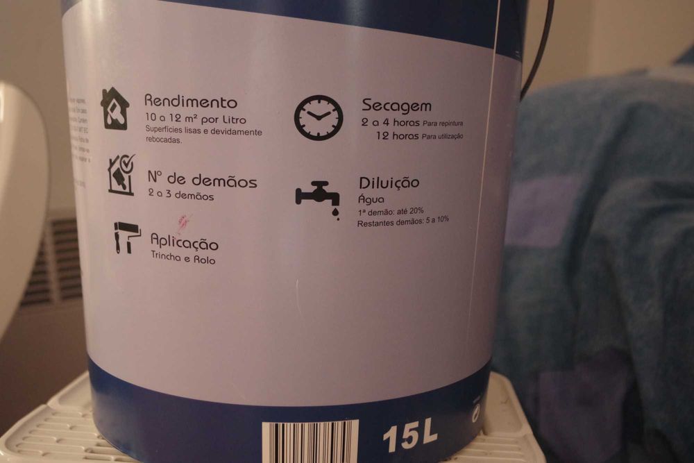 vendendo uma lata de tinta plástica branca
