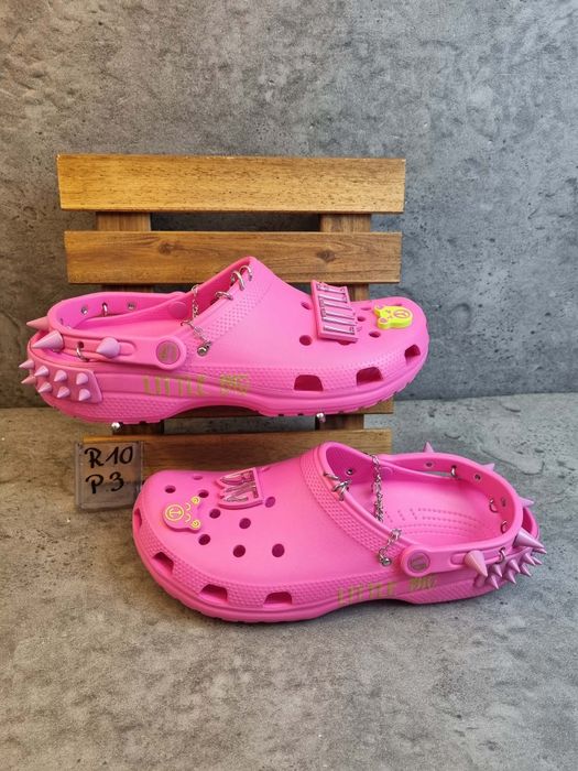 Klapki Crocs    .