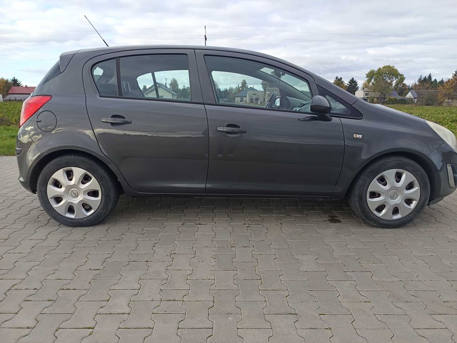Opel Corsa D Bezwypadkowa 100 % Nowe opony Oryginał   Prywatna