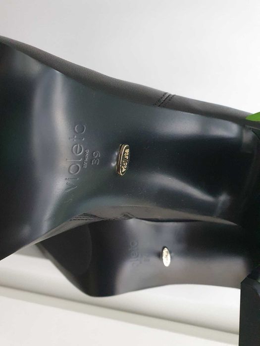 Bota de cano alto, cor preto, marca VIOLETA, tamanho 39, novas.