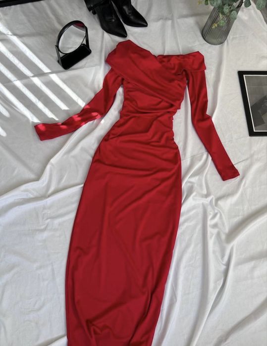 Червона сукня