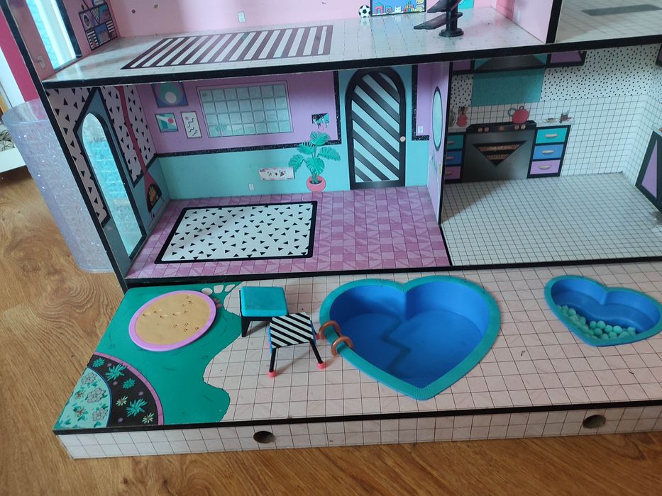 Domek drewniany dla lalek lol