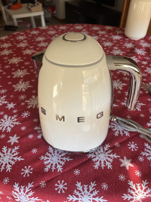 Chaleira Elétrica Smeg • 1.7L • Branca • NOVA