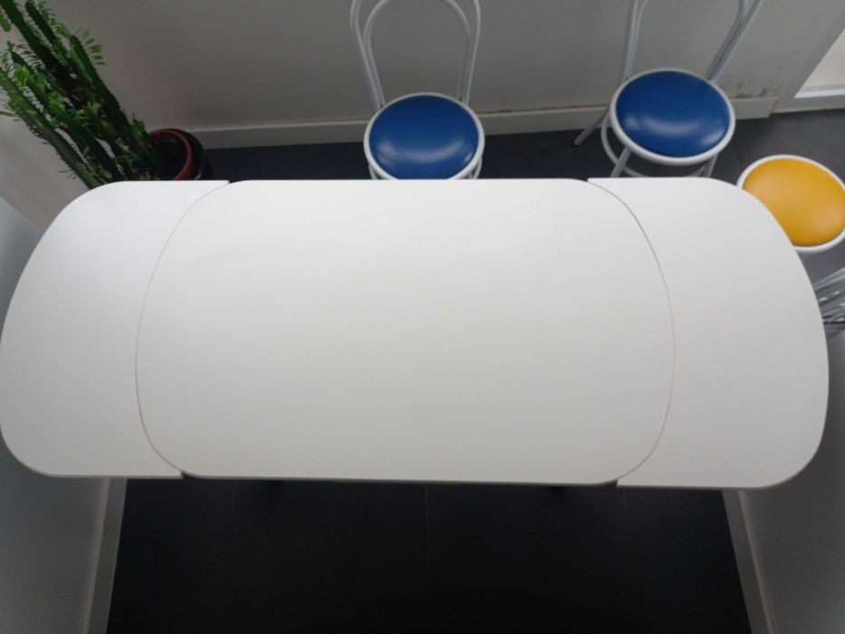Mesa de cozinha extensível com duas cadeiras e dois bancos