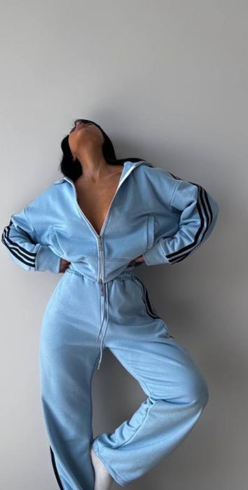 Новий жіночий спортивний костюм