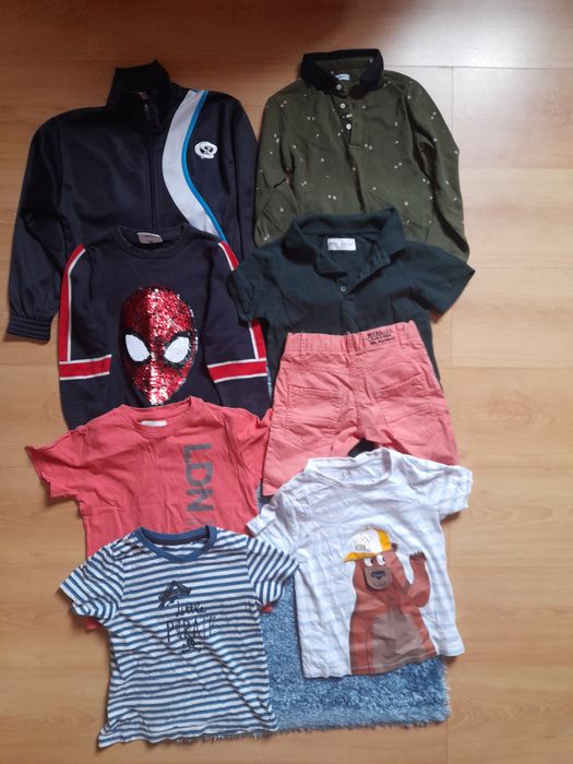 Roupa Criança 4/6 cada 2,50eur ou 15eur Lote.
Praticamente nova, muita