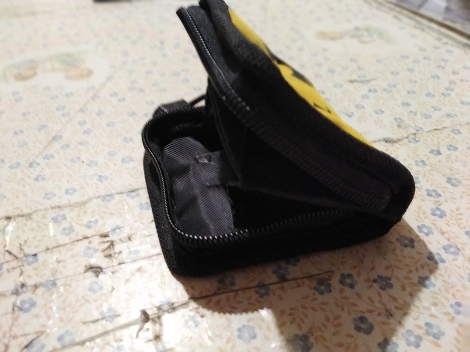 Vendo carteira de amarelo bom estado