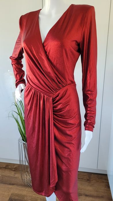 Elegancka sukienka damska kopertowa czerwona metaliczna Guess M