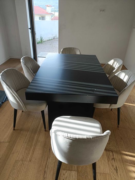 Mobiliário de quarto e mesa de cozinha