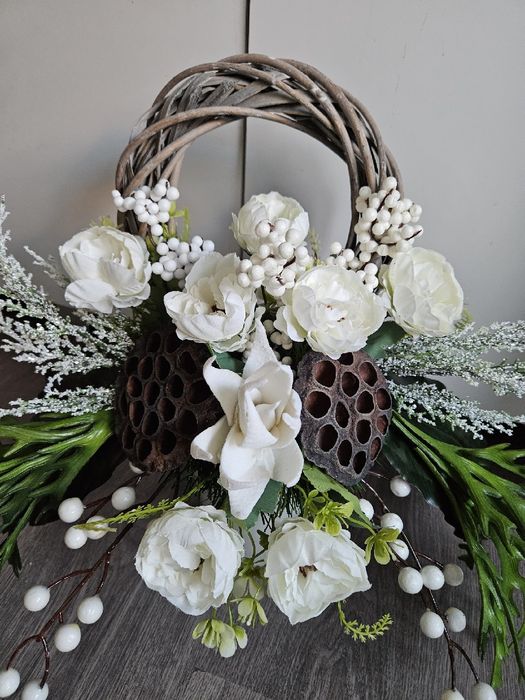 Kompozycja w donicy, stroik, ozdoba, wiązanka na pomnik, na cmentarz