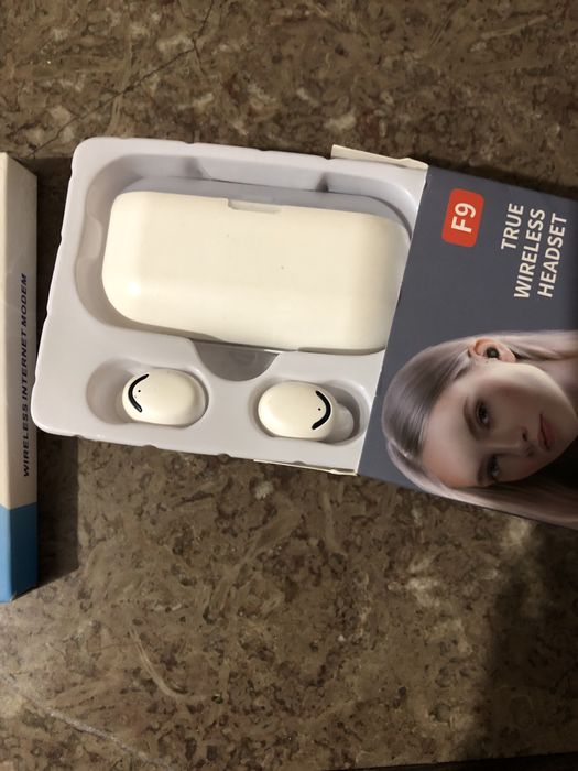 Безпровідне віфі і блюс наушникі сенсорні