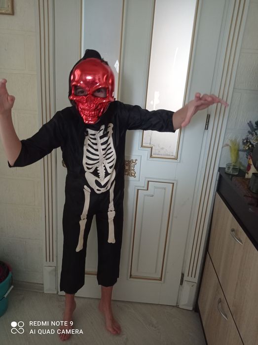 Маскарадні костюми: Кащея, кажана, відьми, пірата, Чахлика, смерті.