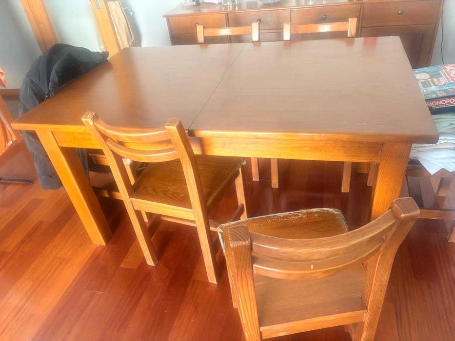 Móvel de sala, mesa e cadeiras